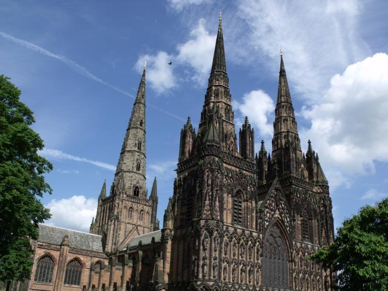 the-history-and-architecture-of-lichfield-cathedral-tuetego