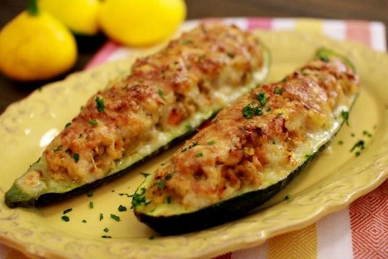 Stuffed sausages with meat baked in the oven - Tuetego