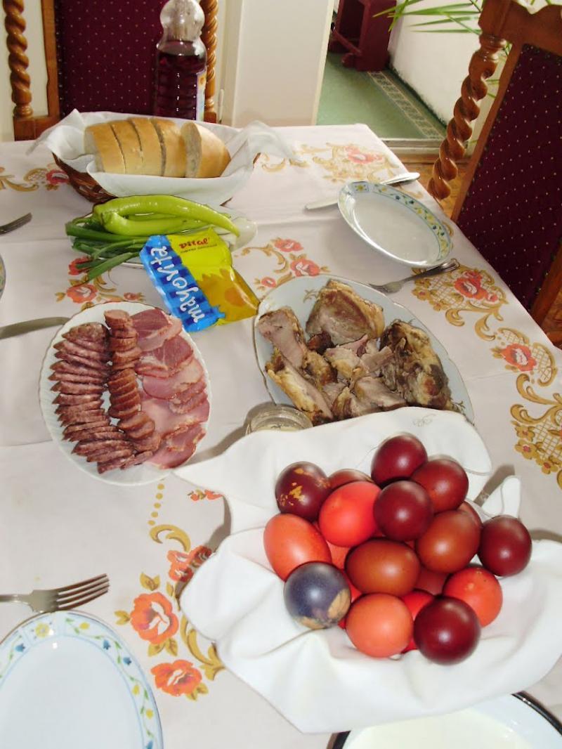 Why do we have Easter eggs and the Easter bunny? Tuetego